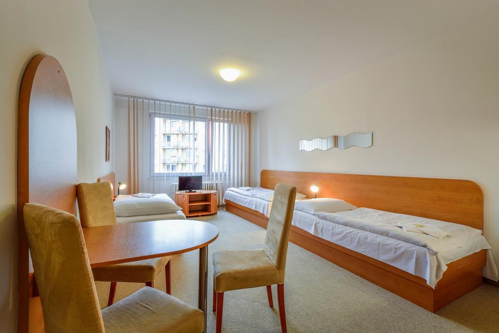 Hotel Arnost Garni 파르두비체 외부 사진