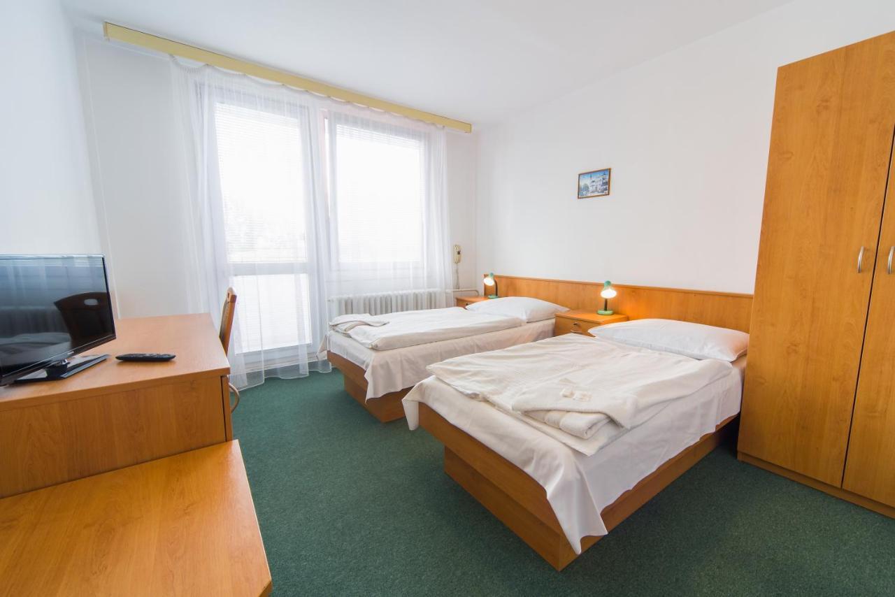 Hotel Arnost Garni 파르두비체 외부 사진